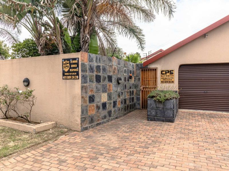 4-Bedroom Family Home with Modern Amenities and Entertainment Features - Photo 4