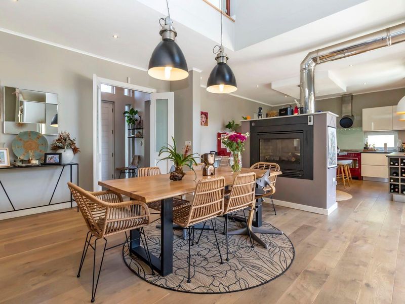 Classic modern day living in waterfall country estate - Photo 5