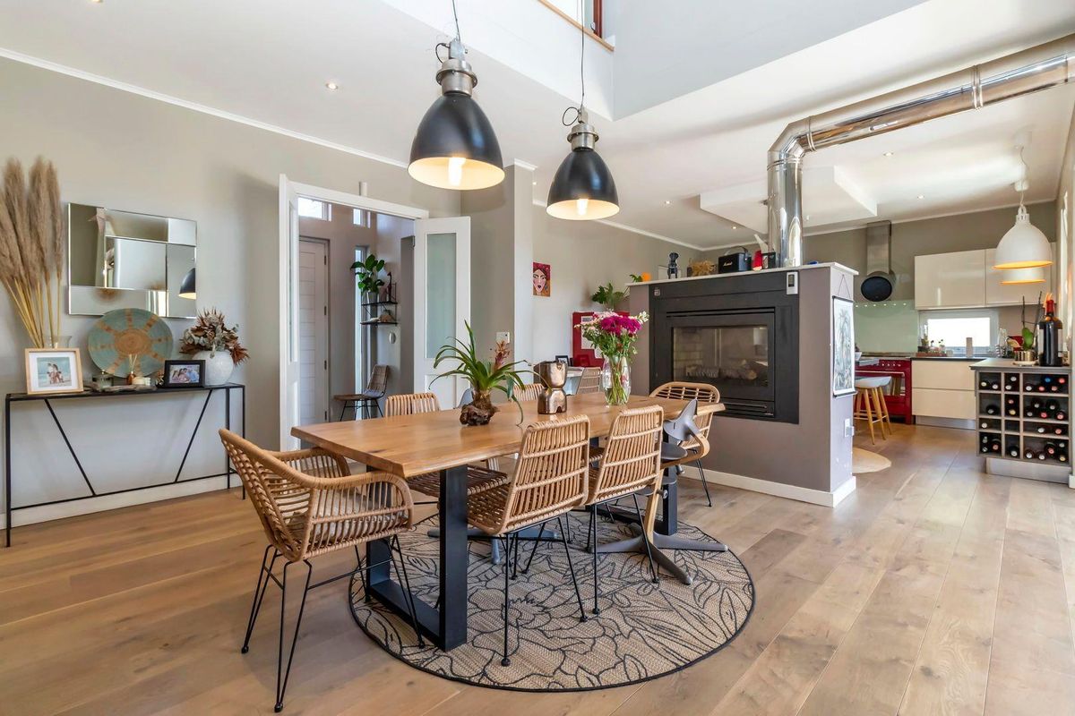 Classic modern day living in waterfall country estate - Photo 5