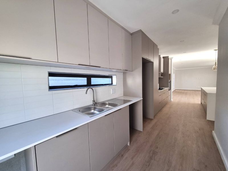 Renovated Family Home to Rent in Parklands - Photo 10
