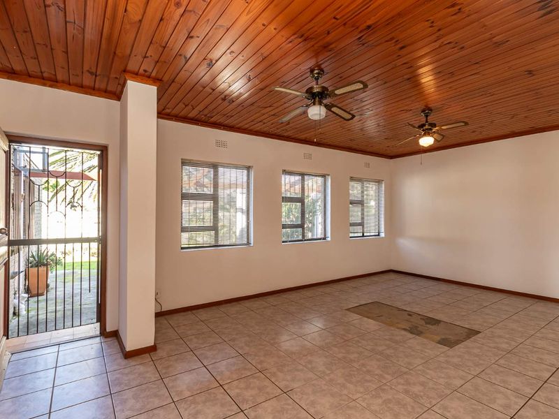 Charming  facebrick 3 bed family home with Granny Flat and Entertainers Delight. - Photo 4