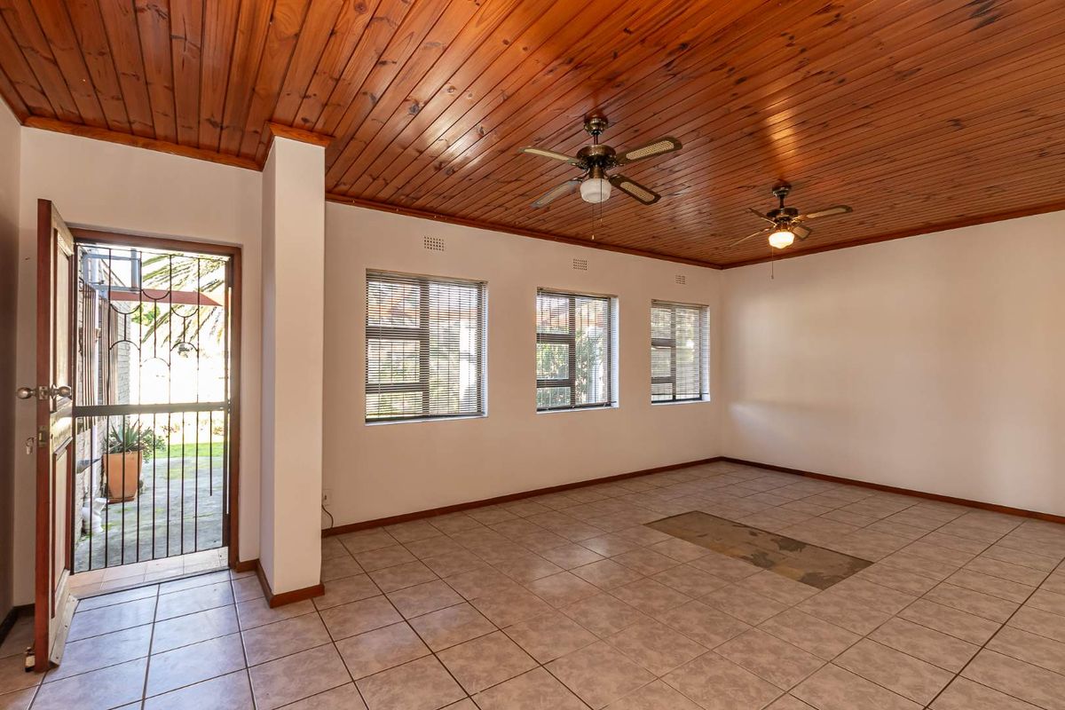 Charming  facebrick 3 bed family home with Granny Flat and Entertainers Delight. - Photo 4