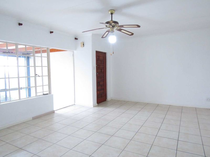 Charming two bedroom simplex in sought-after retirement village - Photo 4