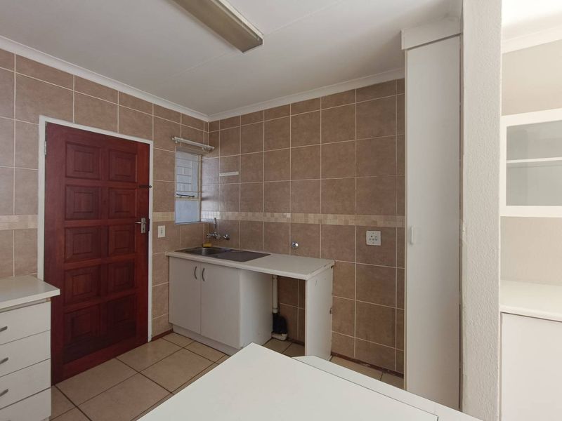 Pet-Friendly 2-Bed Townhouse with Garden Retreat - Photo 6