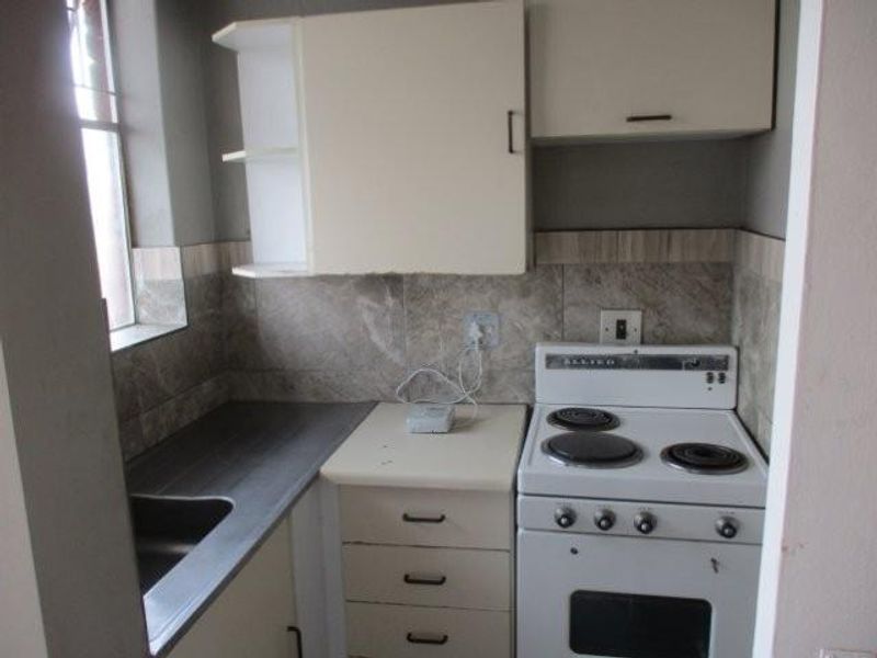 BACHELOR FLAT TO RENT IN ARCADIA - Photo 3