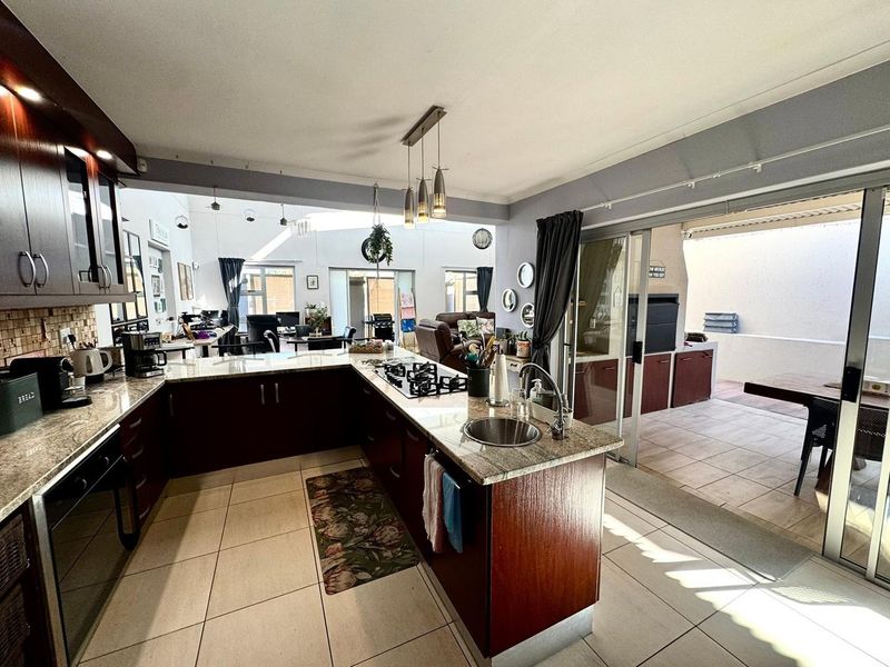 3 Bedroom House For Sale in Elisenheim - Photo 4