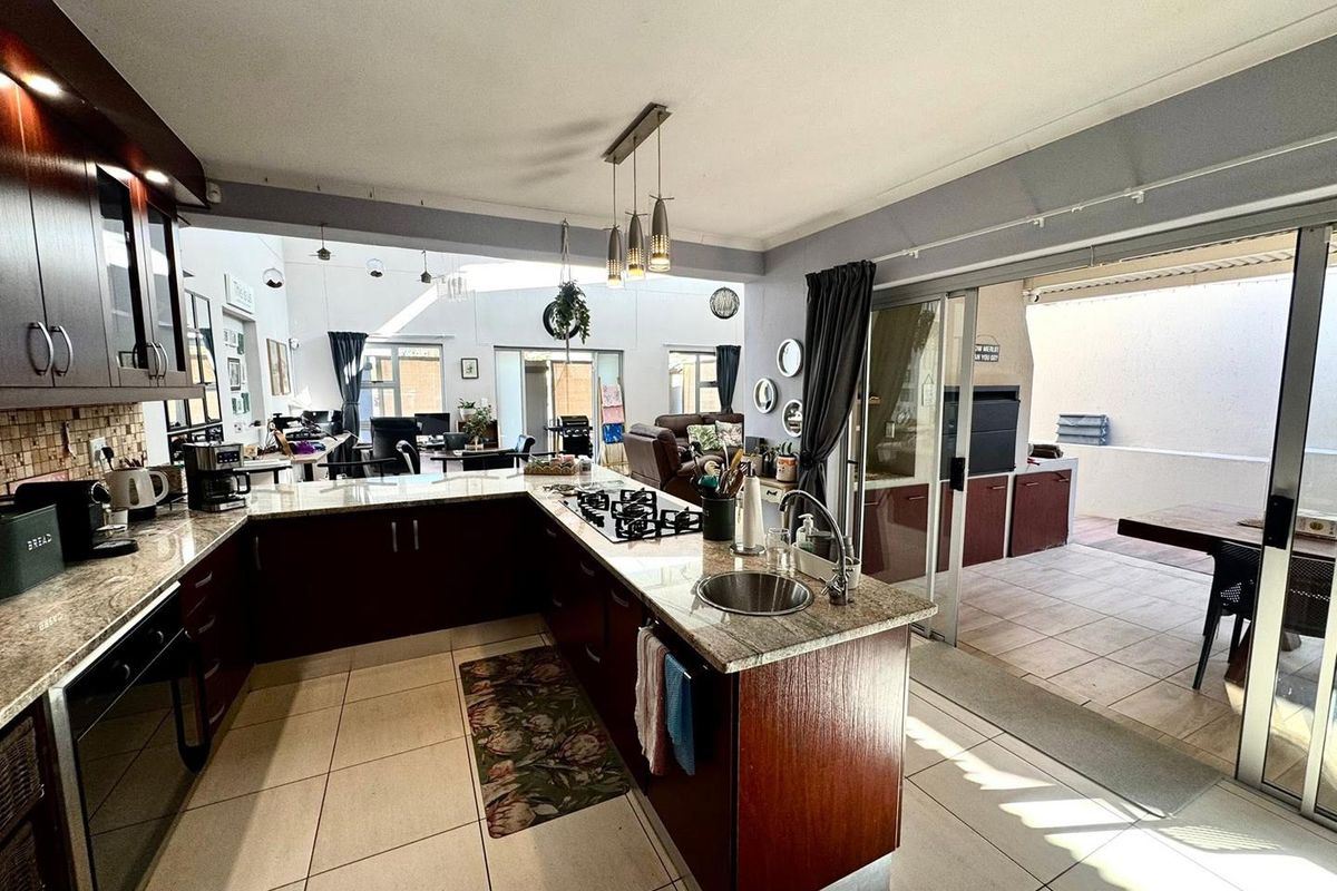 3 Bedroom House For Sale in Elisenheim - Photo 4