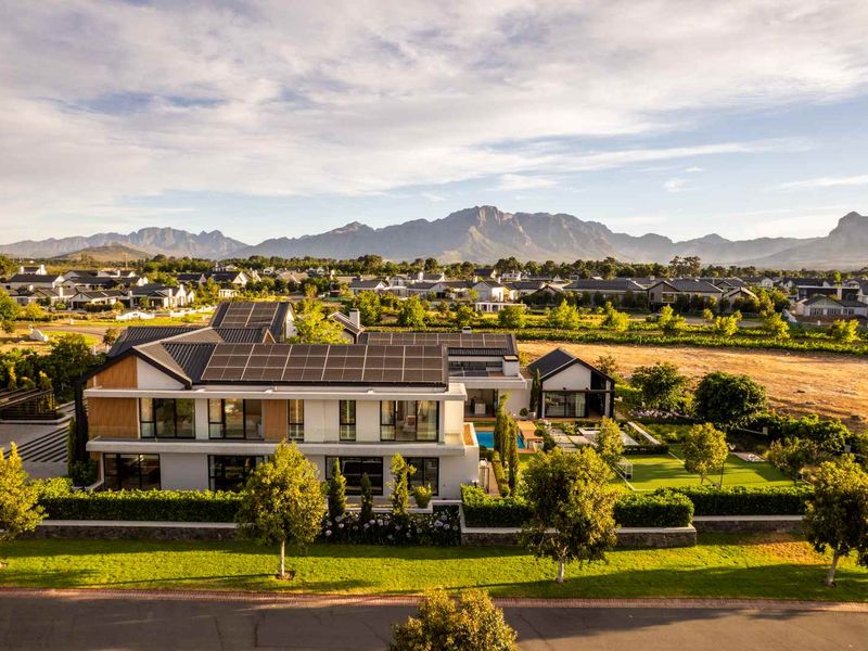 A Signature Seven-bedroom Family Home with Exceptional Craftsmanship on Val de Vie Estate - Photo 4
