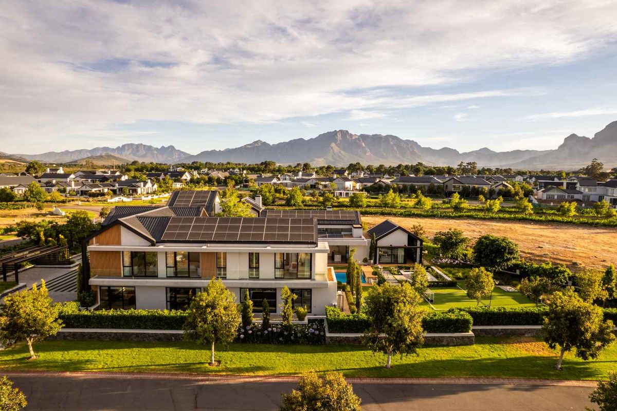 A Signature Seven-bedroom Family Home with Exceptional Craftsmanship on Val de Vie Estate - Photo 4