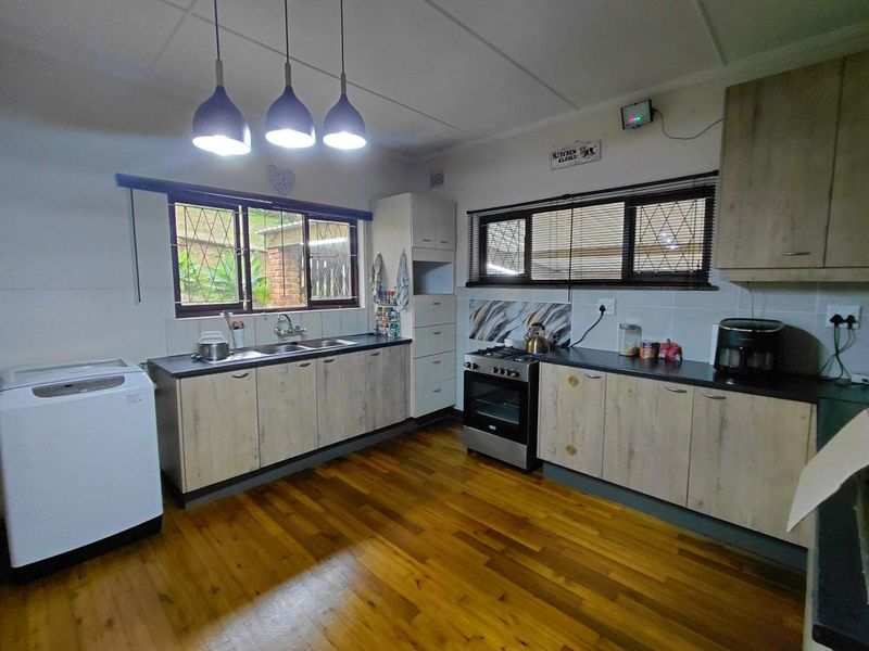 Two homes for the price of one! - Photo 9