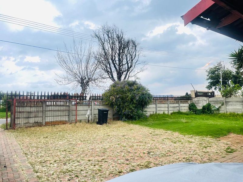 MAKE THIS HOME YOUR HOME WITH 3 OUTSIDE ROOMS. - Photo 6