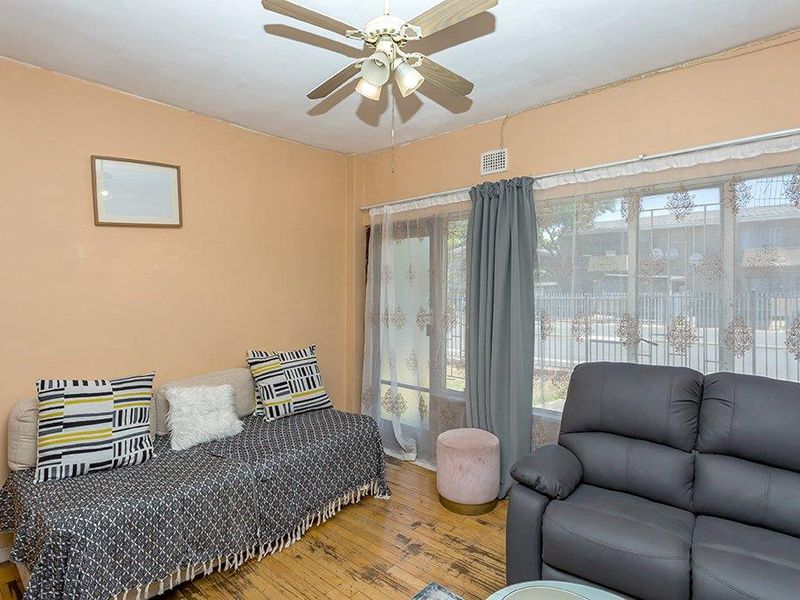 Two Bedroom Ground Floor Apartment with Garage - Photo 3