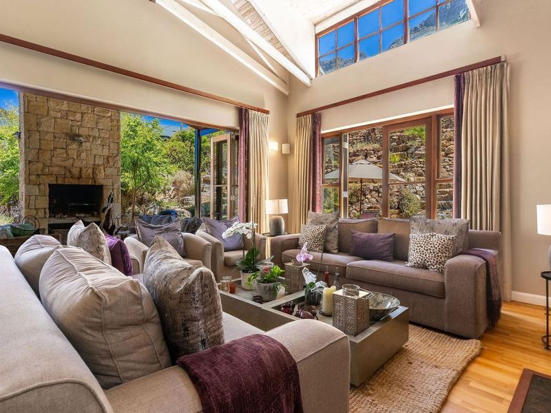 Beautiful North Facing “Philip Briel Designed”, family home. - Photo 7