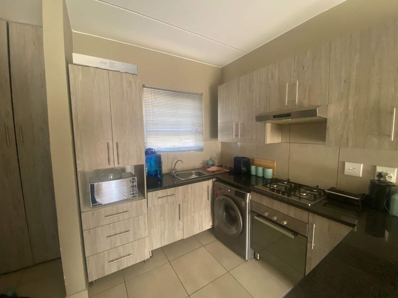 Stylish first floor two bedroom apartment in a secure modern estate - Photo 5