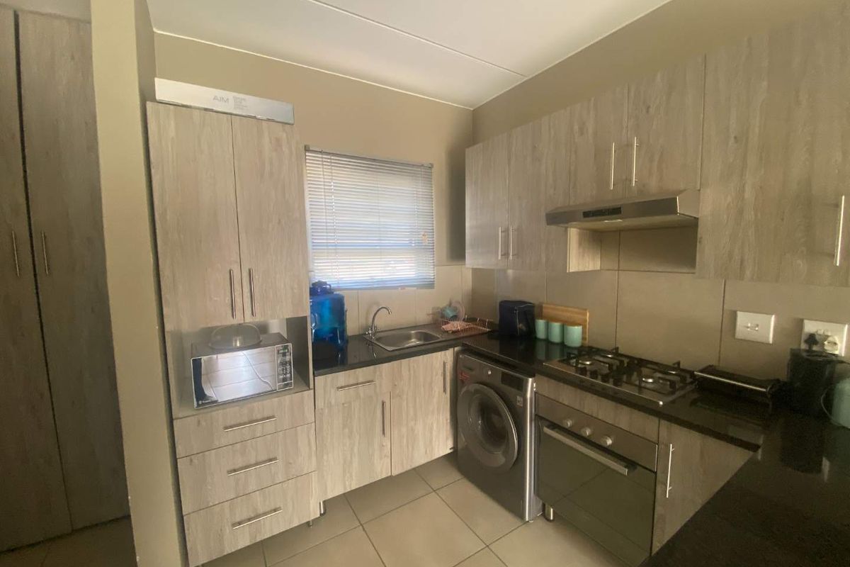 Stylish first floor two bedroom apartment in a secure modern estate - Photo 5