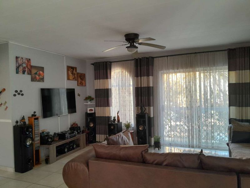 Modern Spacious Home in Secure Complex - Photo 3