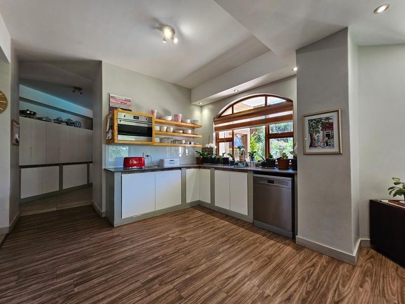 5 Bedroom Mansion in Golf Estate - Photo 8