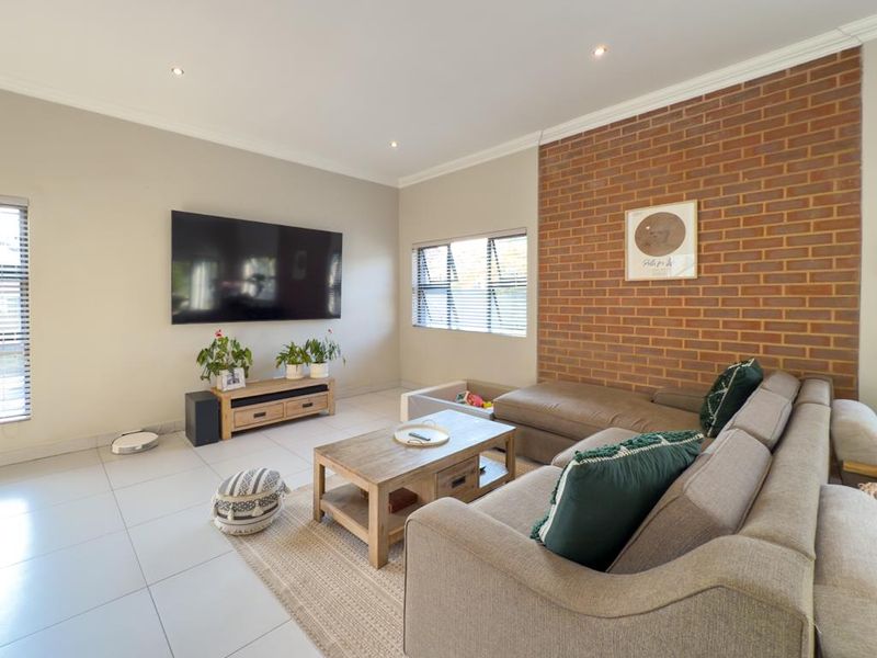 Modern Family Home with Solar System – Big Corner Stand & Entertainment Dream - Photo 5