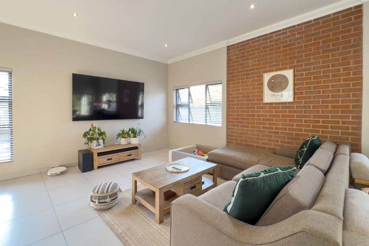 Modern Family Home with Solar System – Big Corner Stand & Entertainment Dream - Photo 5