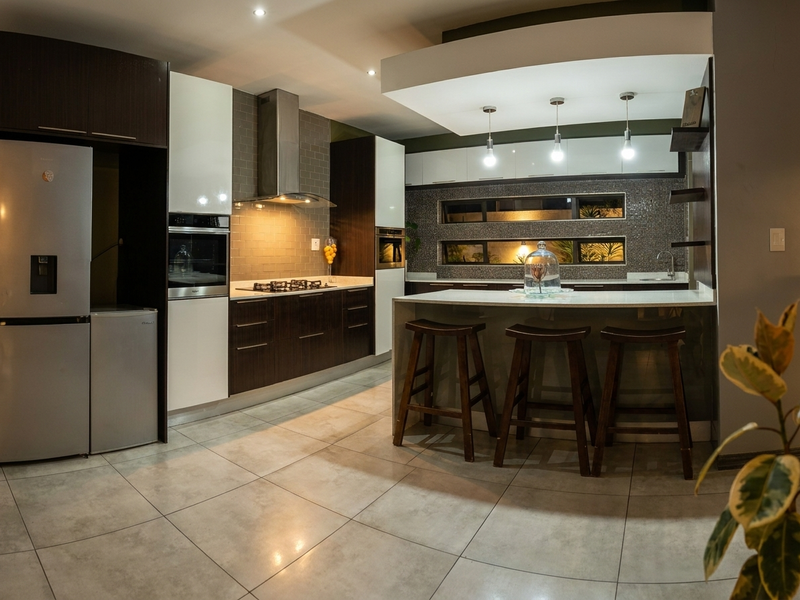 Single Level Contemporary Family Living on an Expansive 880sqm Stand - Photo 6