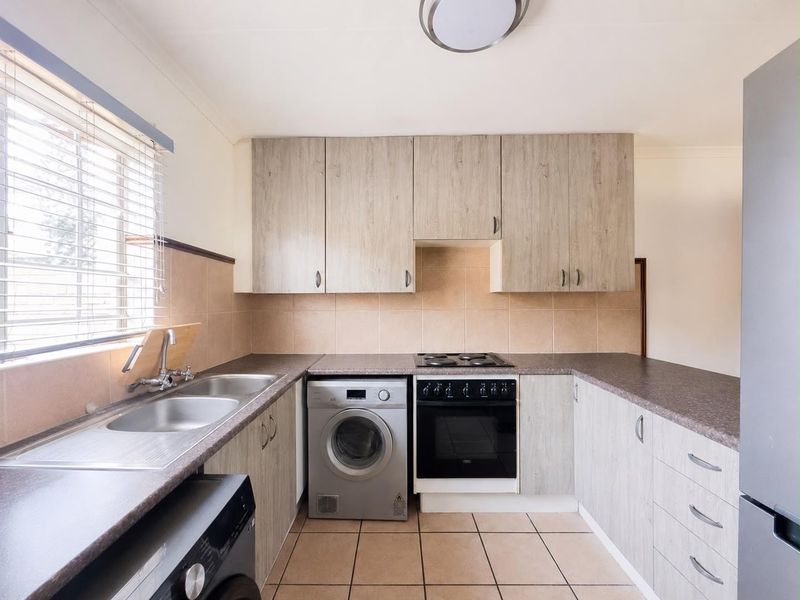 3 Bedroom Simplex With A Private Garden - Photo 5