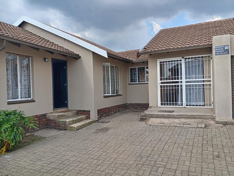 All I want for Christmas is a Big Corner House In Kagiso. - Photo 2