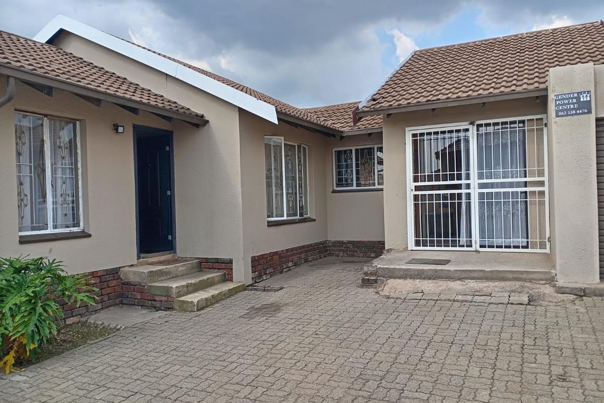 All I want for Christmas is a Big Corner House In Kagiso. - Photo 2