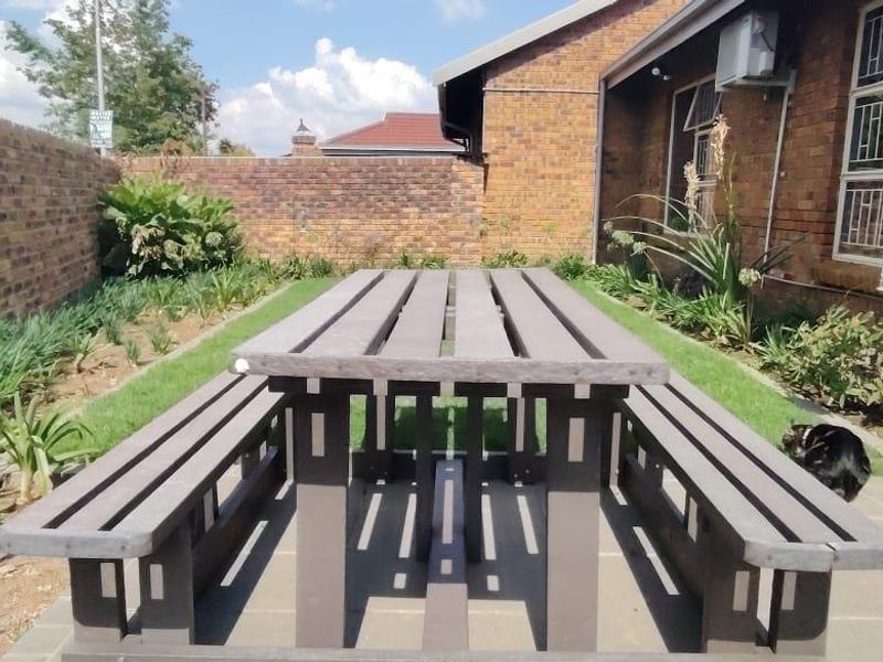 Absolute stunning facebrick 2 bedroom unit with lockup garage . Magnificient established garden and  koi pond. - Photo 9