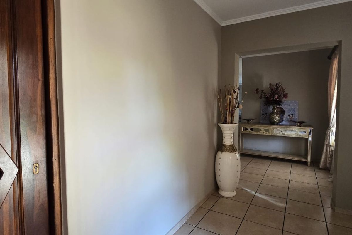Elegant 4-Bedroom Family Home For Sale in Rooihuiskraal North, Pretoria South - Photo 4
