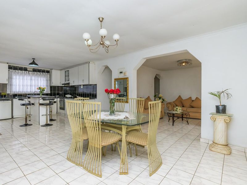CHARMING FAMILY HOME IN MOBENI HEIGHTS - Photo 6