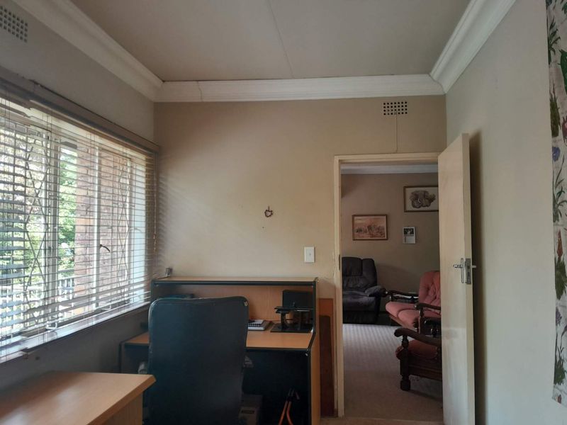 Safe and secure 3 Bedroom Apartment for sale South Crest - Photo 5