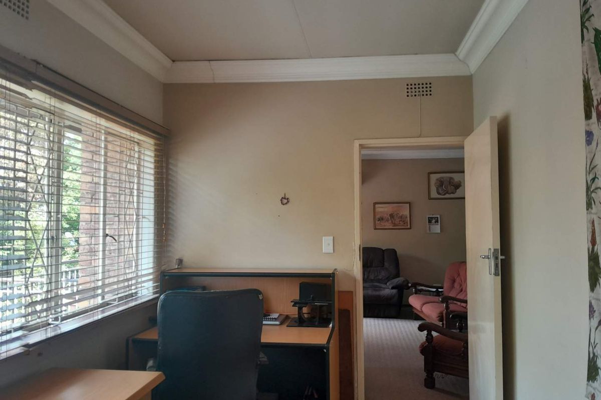 Safe and secure 3 Bedroom Apartment for sale South Crest - Photo 5