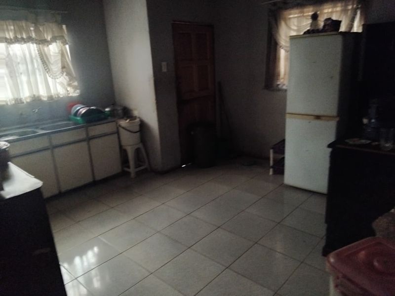 Big beautiful house in Soshanguve south - Photo 2