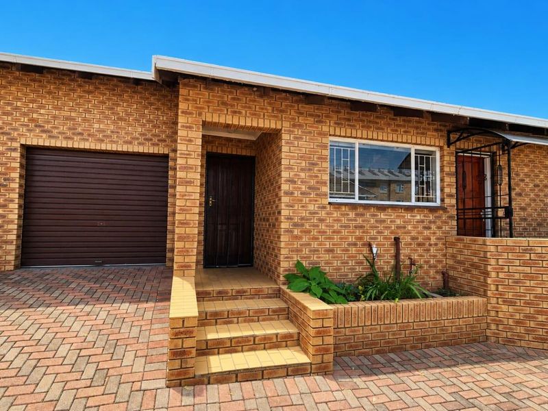 Spacious 2-Bedroom Simplex in a Secure, Small Complex - Photo 2