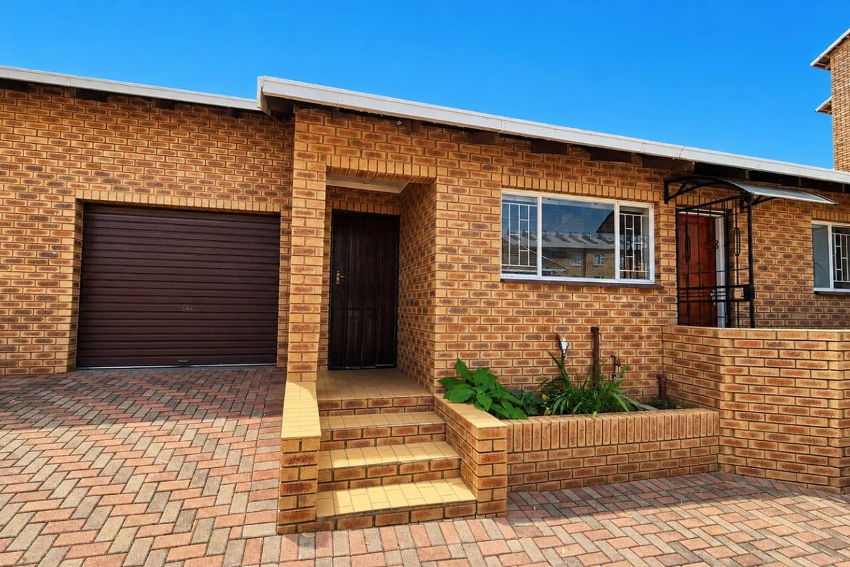 Spacious 2-Bedroom Simplex in a Secure, Small Complex - Photo 2
