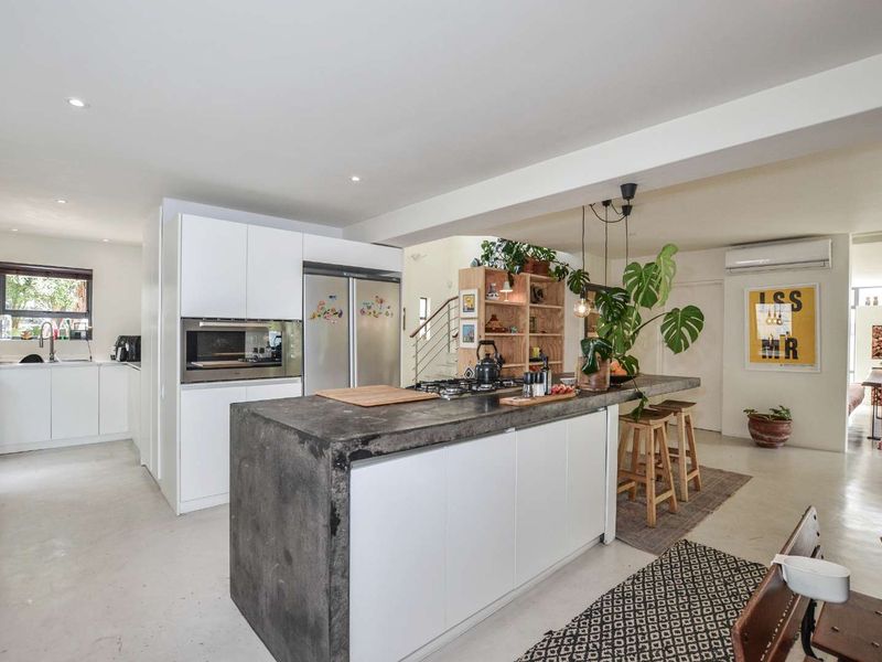 Spacious Beachside Family Retreat – 350m from the Ocean - Photo 7