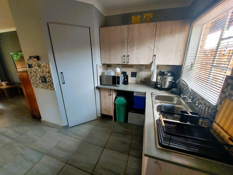 Modern 2-Bedroom Townhouse in Garsfontein – Secure Estate Living - Photo 4