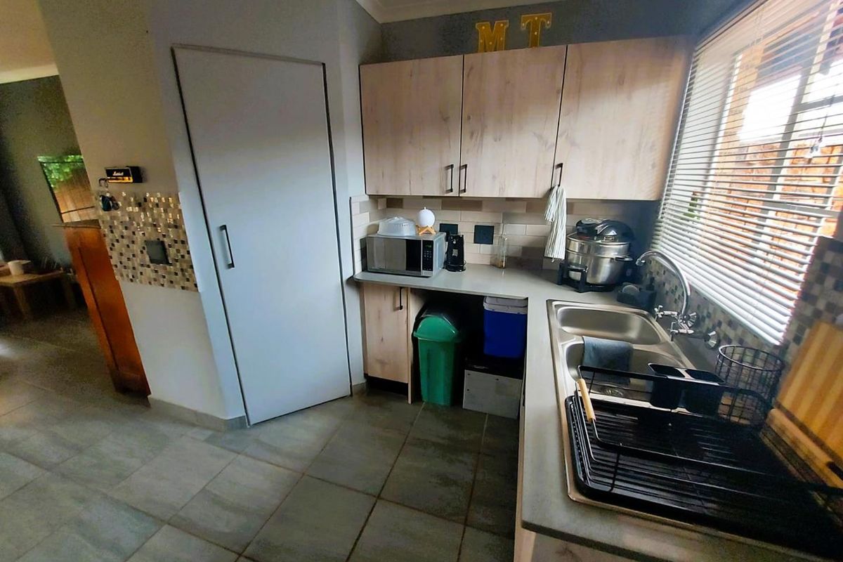 Modern 2-Bedroom Townhouse in Garsfontein – Secure Estate Living - Photo 4