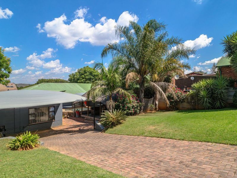 Dream 4 Bedroom Family Home in Mountain View Awaits! - Photo 2