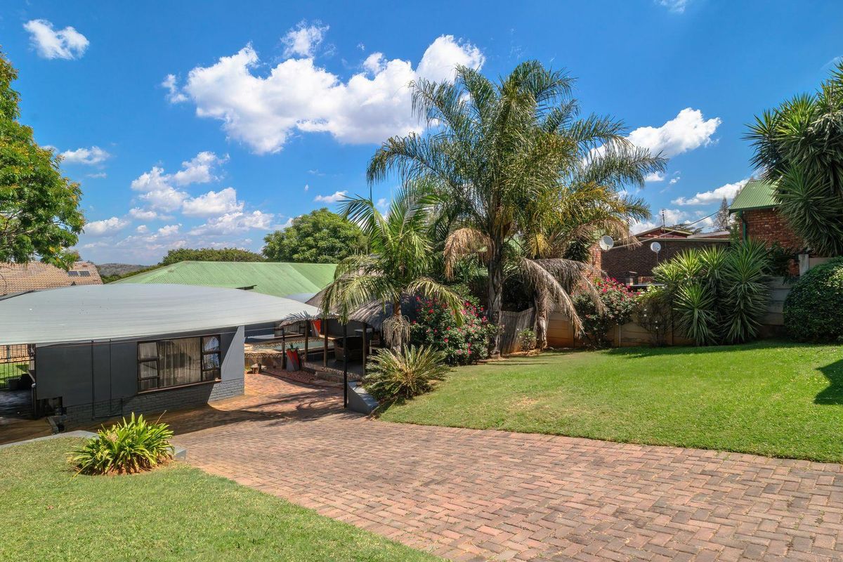 Dream 4 Bedroom Family Home in Mountain View Awaits! - Photo 2