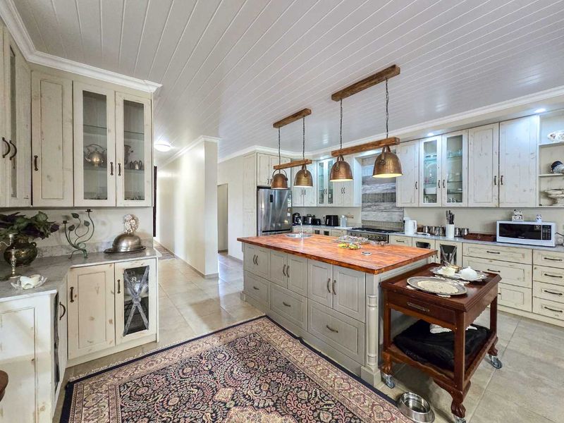 Three bedroom family home for sale in sought after area of Stilbaai. - Photo 10