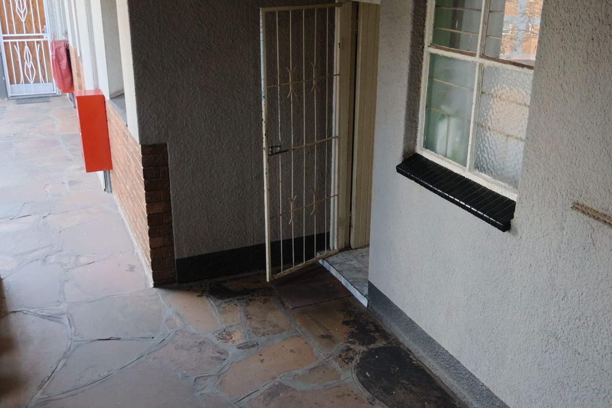 Spacious 2-Bedroom Apartment in Kempton Park CBD - Photo 2