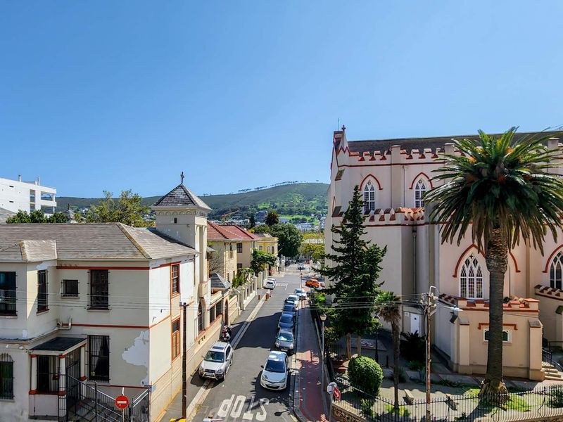 This light-filled 2 Bedroom apartment is truly a gem. - Photo 4