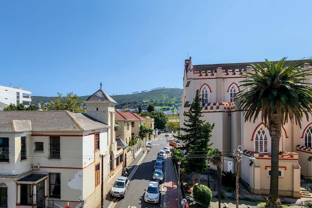 This light-filled 2 Bedroom apartment is truly a gem. - Photo 4