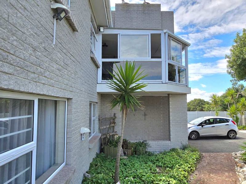 Spacious Coastal Home With Sea Views And Excellent Investment Potential - Photo 3