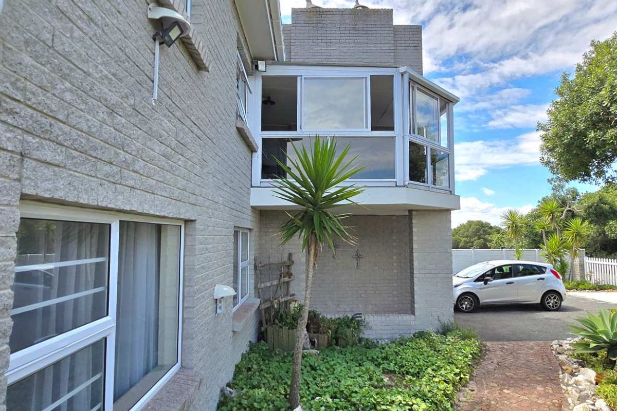 Spacious Coastal Home With Sea Views And Excellent Investment Potential - Photo 3