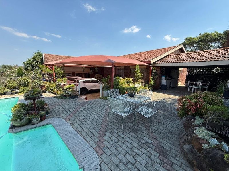 Comfortable Family Home with Flatlet Potential and Established Garden in Estcourt. - Photo 2