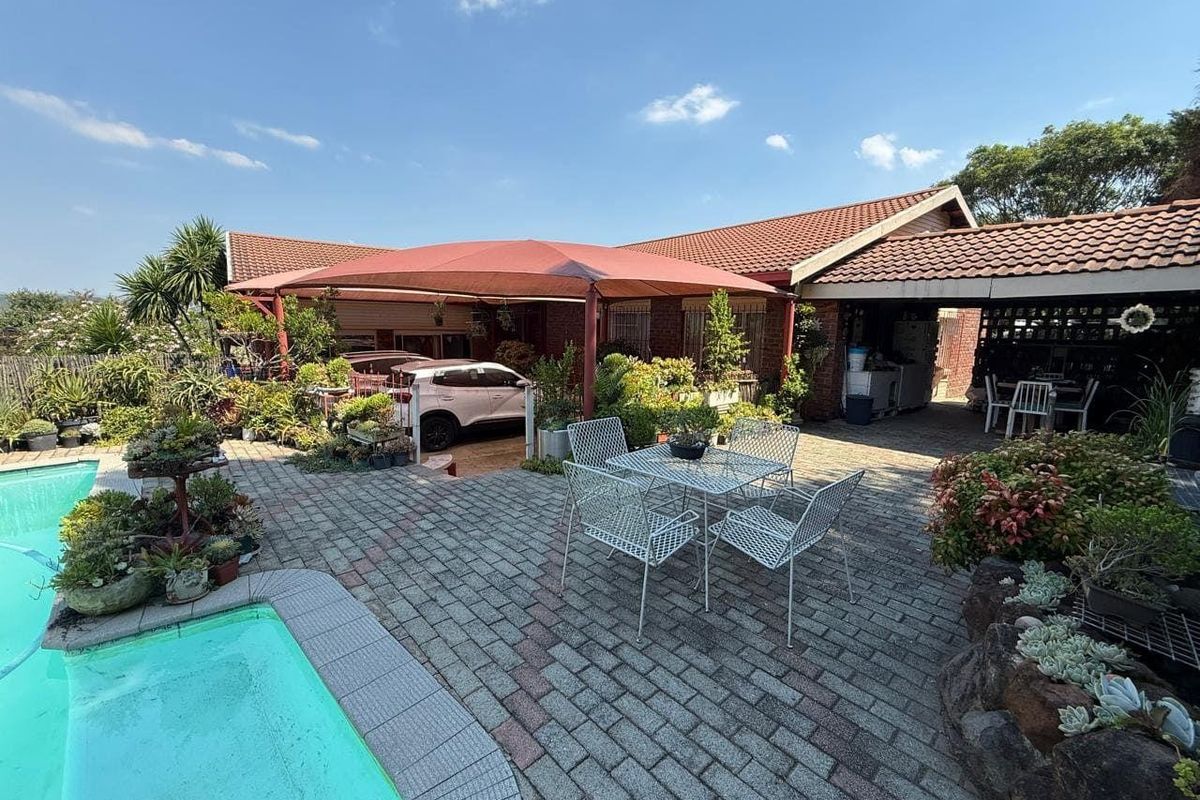 Comfortable Family Home with Flatlet Potential and Established Garden in Estcourt. - Photo 2
