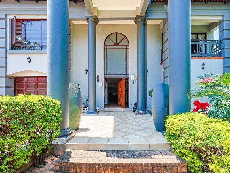 Sophisticated Family Residence Offering Style, Space and Comfort - Woodhill Golf Estate - Photo 3