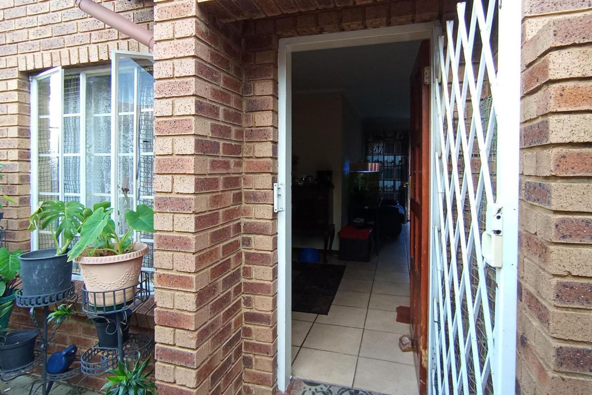 THE REEDS - 2 BEDROOM - 1 FULL BATHROOM - 1 LOCKUP GARAGE - Photo 5